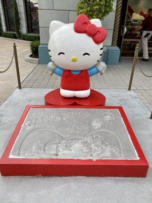 11.21.22 Hello Kitty print in Hollywood