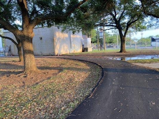 Men took pee behind the building. Avoid this area.