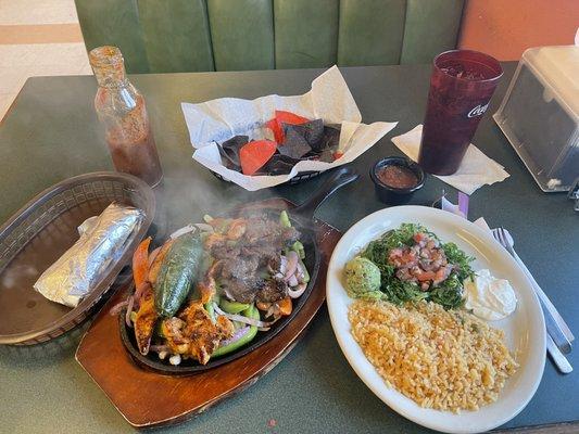 Combo fajitas hot an delicious!!!!! Yuuuuuuuuummmmmmmmy!!!!