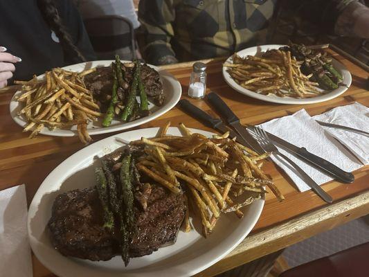 New York Steak, mushrooms, asparagus and fries