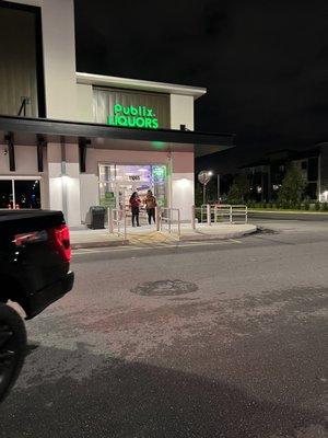 Entrance to Publix Liquors