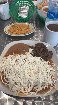 Chilaquiles con fajita y café de la olla