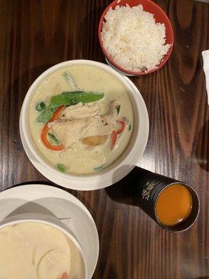 Green Curry Chicken with cup of hot Thai Tea