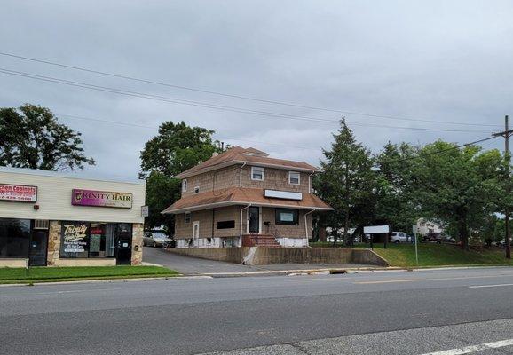 Office Retail on a busy highway in Avenel NJ w plenty of onsite parking...