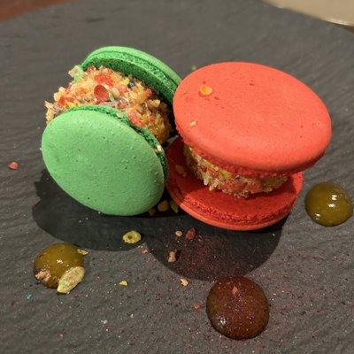 Fruity pebbles macaron ice cream