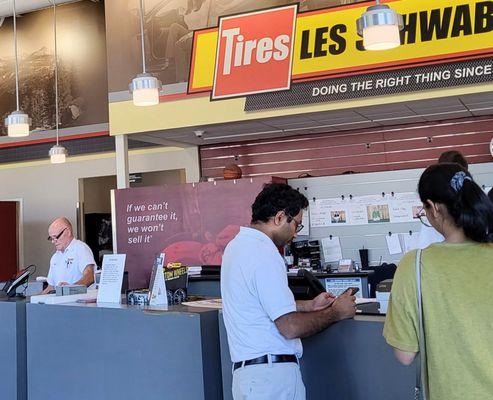 Les Schwab Tire Center