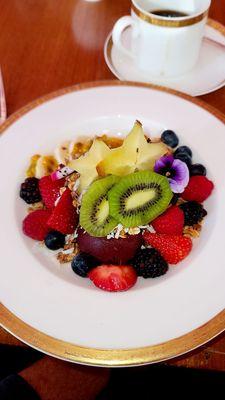 Acai bowl with starfruit, passion fruit, kiwi, banans and berries.