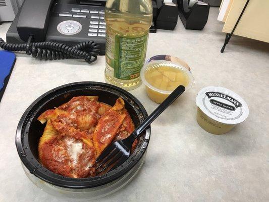 I brought some stuffed shells from Frankie's today for lunch! Shells taste great!