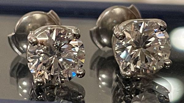 2.8 TKW VVS2 diamonds on platinum studs.