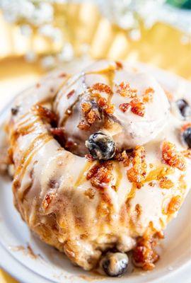 Cinnamon bun (blueberries and bacon)