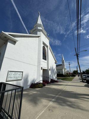 Exterior of the Church. There's one for English speaking and another next door for Spanish service. Both are Bible based teachings.