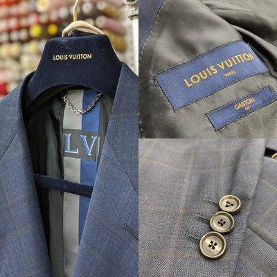 LV suit tailored from the sides and sleeves.