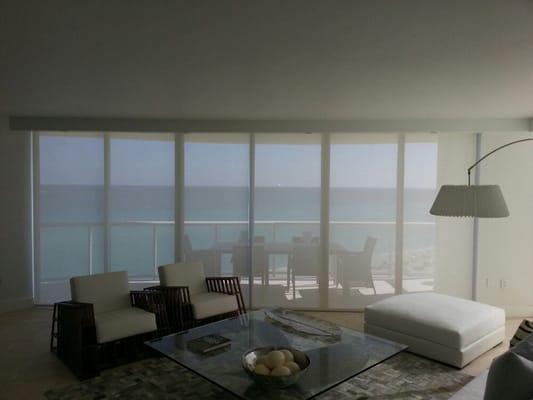 Roller screen shades