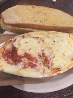 Rigatoni with Marinara sauce, lots of cheese and it comes with two slices of garlic bread