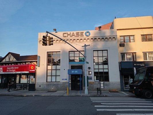 Chase bank located in Kew Gardens, New York