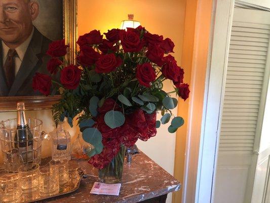 A beautifully designed arrangement of roses on DAY 7! Received this last Saturday and still enjoying it today. Thanks for a great job.