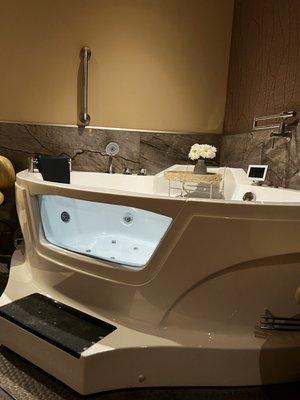 Jacuzzi inside the massage room, wow!!! You can't beat that.