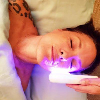 maui bliss spa Blue LED light reduces inflammation