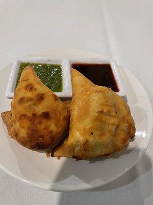 Samosa with tamarind chutney and the green chutney