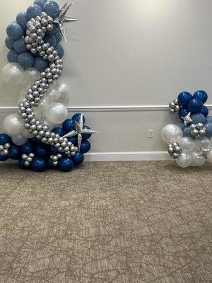 Freestanding balloon garland