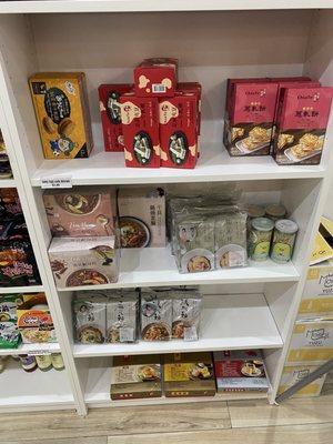 Black Friday 我又去Pig Pig Cafe 狂掃新貨！ 當然入左我鐘意食嘅台灣一級品牌佳德出品原味鳳梨酥同其他新貨，我已經等不及食左二個再加上Pig Pig 黑糖珍珠奶茶！超滿足 That's my simple life !