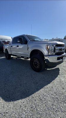 F250 w/ready lift leveling kit, 35x12.5 ridge grapplers and 20x10 wheels