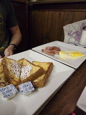 Downtown breakfast with French toast & ham