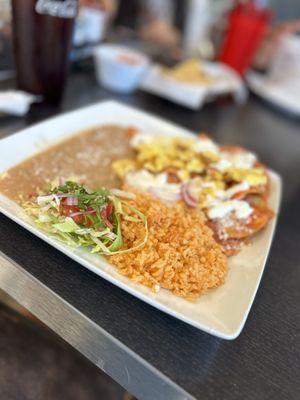 Chilaquiles Rojos con huevo estrellado.