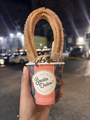 Cinnamon churro, a classic with Nutella and almond ice cream