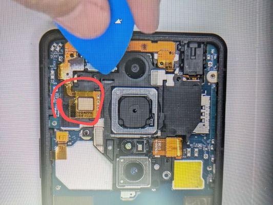 This photo shows the correct position of the noise-cancelling microphone cable