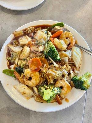 Flat rice noodles with shrimp and vegetables