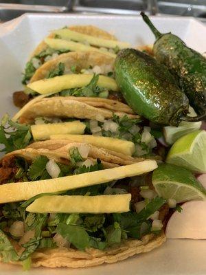 Tacos de pastor!!  con su piña y jalapeños.