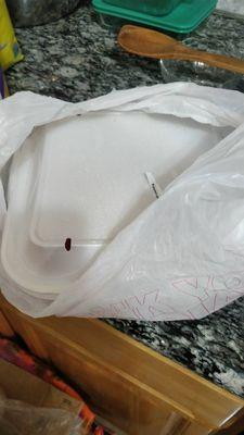 Supposedly 2 pounds of crawfish in Styrofoam box and bag. Don't trust these liars with your money.