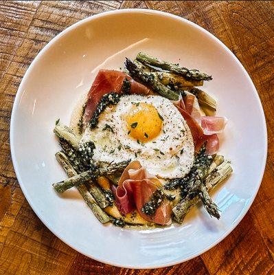 PROSCIUTTO & POLENTA BOWL
sunny side up egg, proscuitto, grilled asparagus, parmesan polenta, pesto drizzle, micro basil