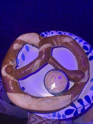 Pretzel with cheese (tasted good)