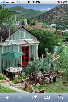 Panoramic views of historic downtown Bisbee and Mexico. Fully restored 1-bedroom miner's cottage with king bed & full kitchen.