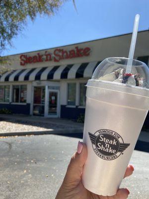 Red velvet Oreo milkshake | Steak 'n Shake | Valrico FL | 2/25/21