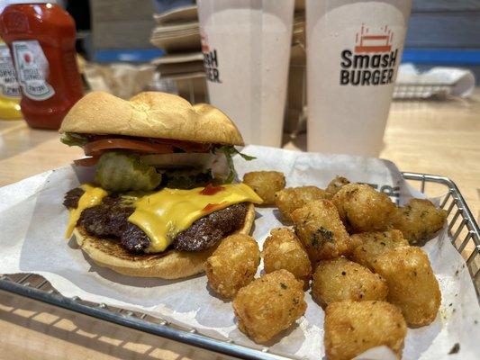 CLASSIC SMASH BURGER single with smash tots