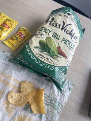 Spicy pickle kettle chips