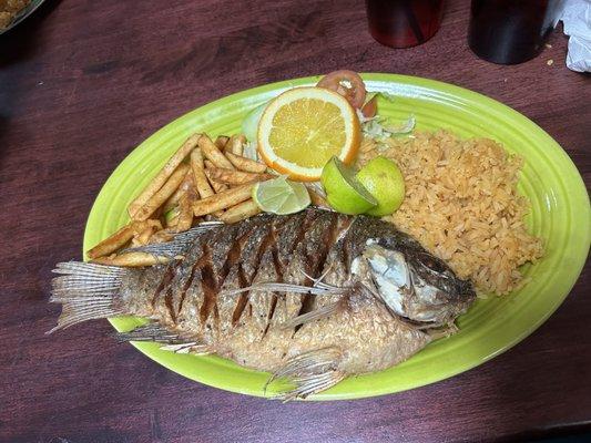 mojarra 33. Mojarra Frita con Papas Fritas