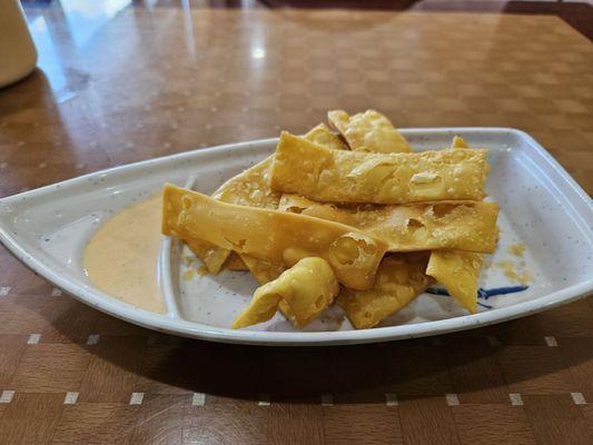 Crunchy fried noodles with dipping sauce