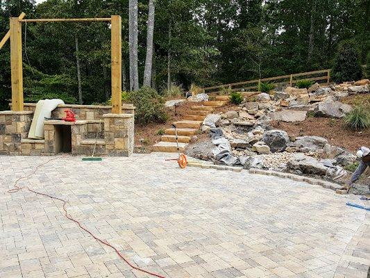 Roswell Georgia Paver patio and outdoor kitchen. #Woodstocklandscaper #RoswellGALandscapes #RoswellGALandscaper #WoodstockGALandscaper