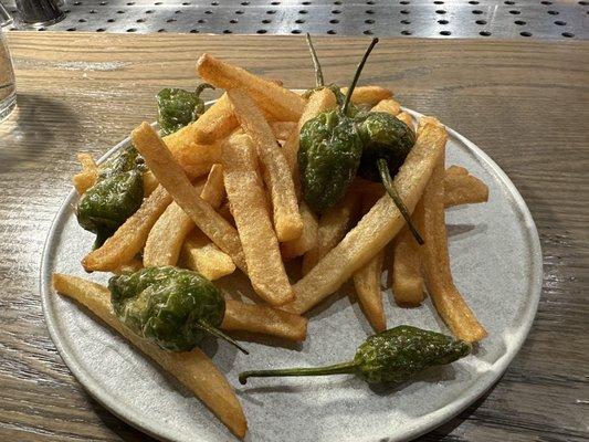 Fries with jalapeño peppers (no ketchup of course but they have aioli)