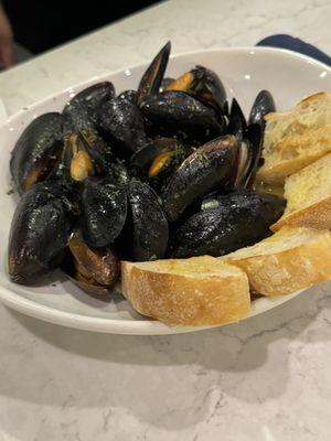 Garlic butter sautéed mussels with garlic bread