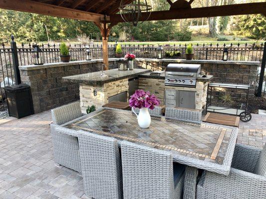 Outdoor kitchen: bbq grill, sink, refrigerator