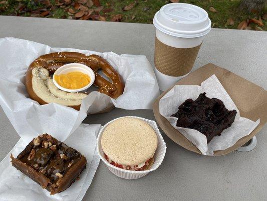 Pretzel con queso + loaded brownie + stuffed macaroni + mud cake. Always coffee