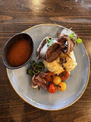 Brisket with mashed potatoes and grilled vegetables