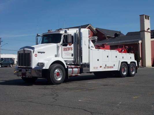 Red's Towing, Transport & Recovery
  http://www.redstowing.net/
  (413) 739-9554
  West Springfield, MA 01089