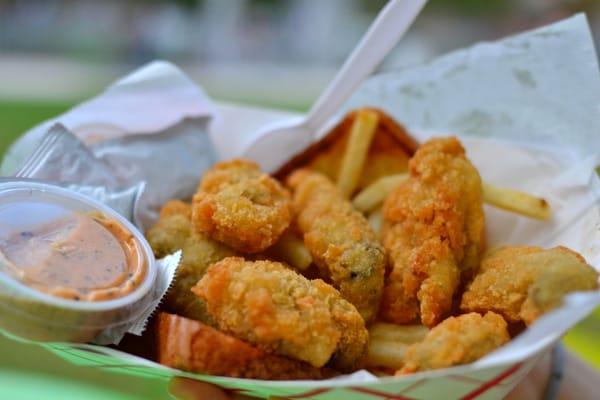 Fried oysters basket with toast & fries