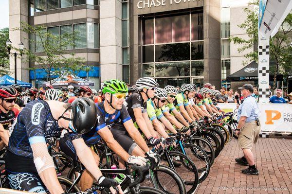 The elite men's race lining up at the Start line.